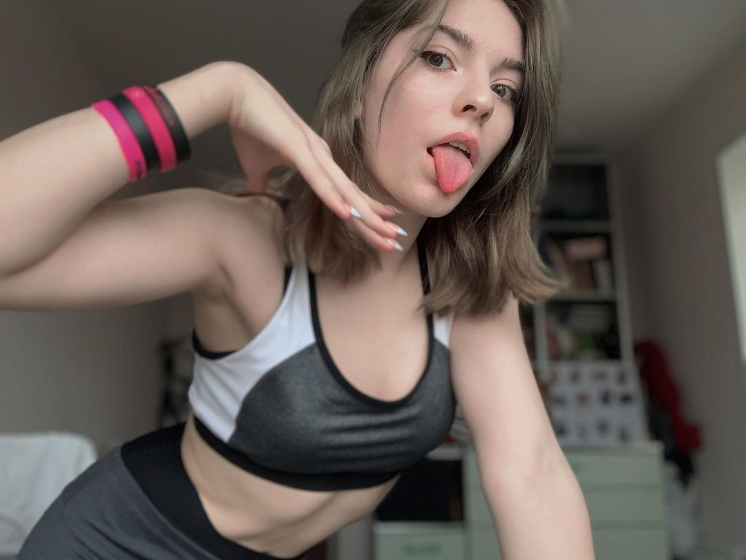 Она справилась с депрессией и расцвела. Одним из самых запоминающихся персонажей легендарного сериала «Сваты» стала озорная внучка сватов Женя Ковалева.-6