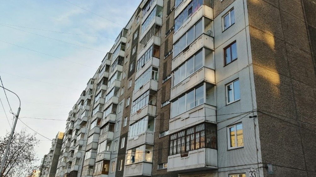     Жители нескольких десятков домов в Октябрьском, Центральном и Железнодорожном районе рассказали, что дворники не выходят убирать их дворы, потому что им не платят зарплату. Проводить уборку приходится самим жителям.
