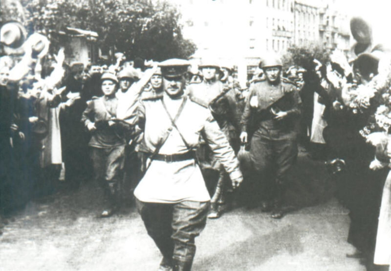 Странно, что в угоду шведам, которых победил Петр I, Полтава еще не ...