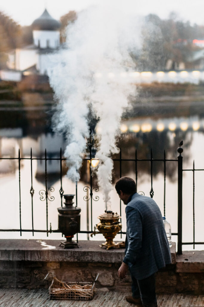 Самовары и монастырь. Фото: Гостевой дом «У Покровки»