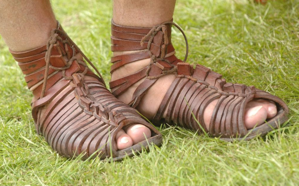 Калиги в древнем Риме. Калиги-обувь Римского легионера. Калиги обувь древний Рим. Сандалии калиги римские.
