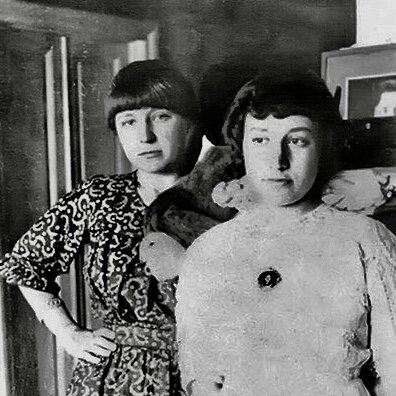 Марина Цветаева со своей сестрой Анастасией в Феодосии (фото iknigi.net) 