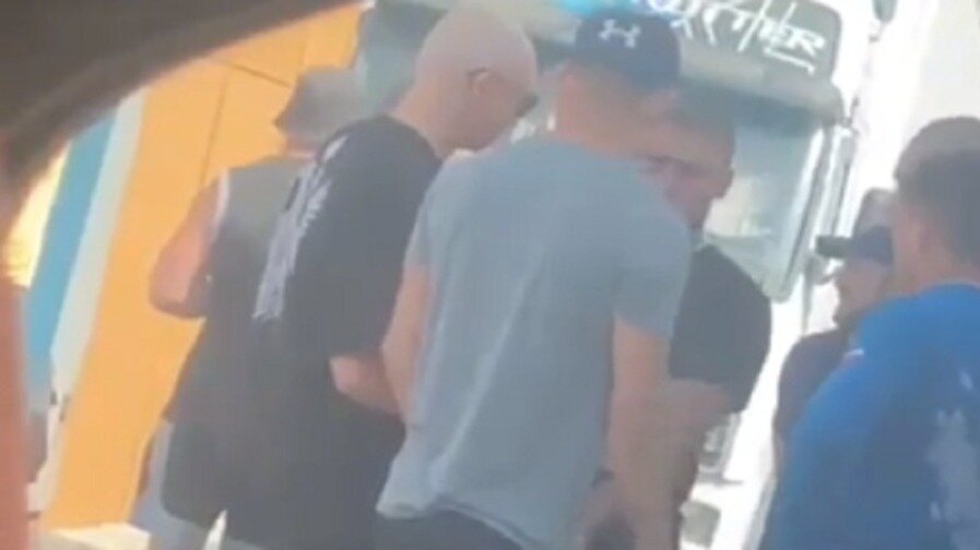     Неизвестные силой захватили Южный рынок — как заявляет юрист рынка Андрей Капелин, с территории выгнали всех владельцев земли и управляющий персонал, а вместо них посадили своих людей.