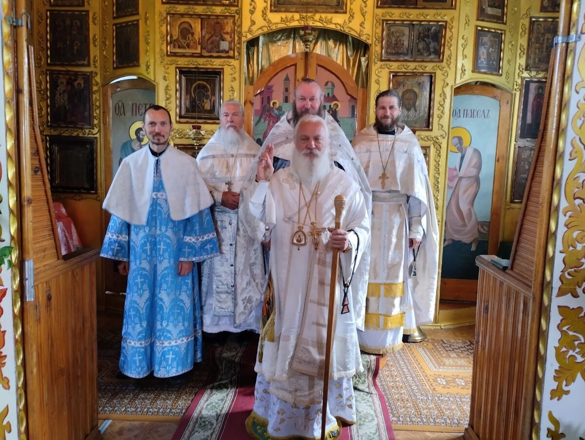 Святейший патриарх Александр со священнослужителями Русской Древлеправославной Церкви.