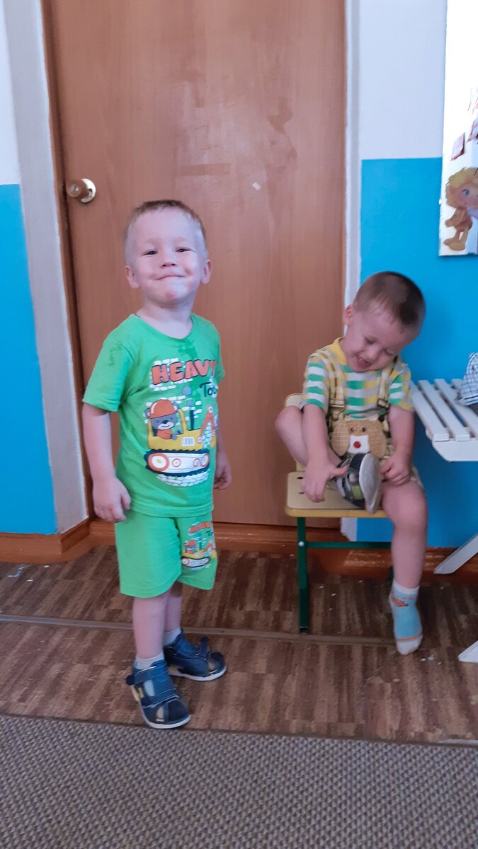 Слава позирует, пока Владик переобувается😄