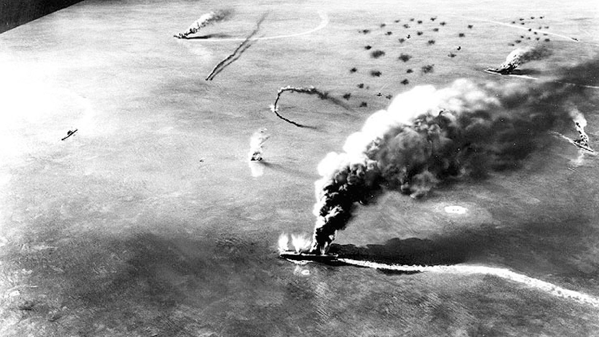 Пожар на авианосце IJN Akagi. Битва за Мидуэй, 4 июня 1942 года. Через 18 часов после запечатлённых событий корабль был затоплен по приказу адмирала Ямамото. Из 1630 членов экипажа погиб и пропал без вести 221 человек