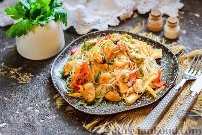 фунчоза, морепродукты, перец болгарский красный, морковь, лук репчатый, чеснок, соус соевый, соль, перец чёрный молотый, масло растительное