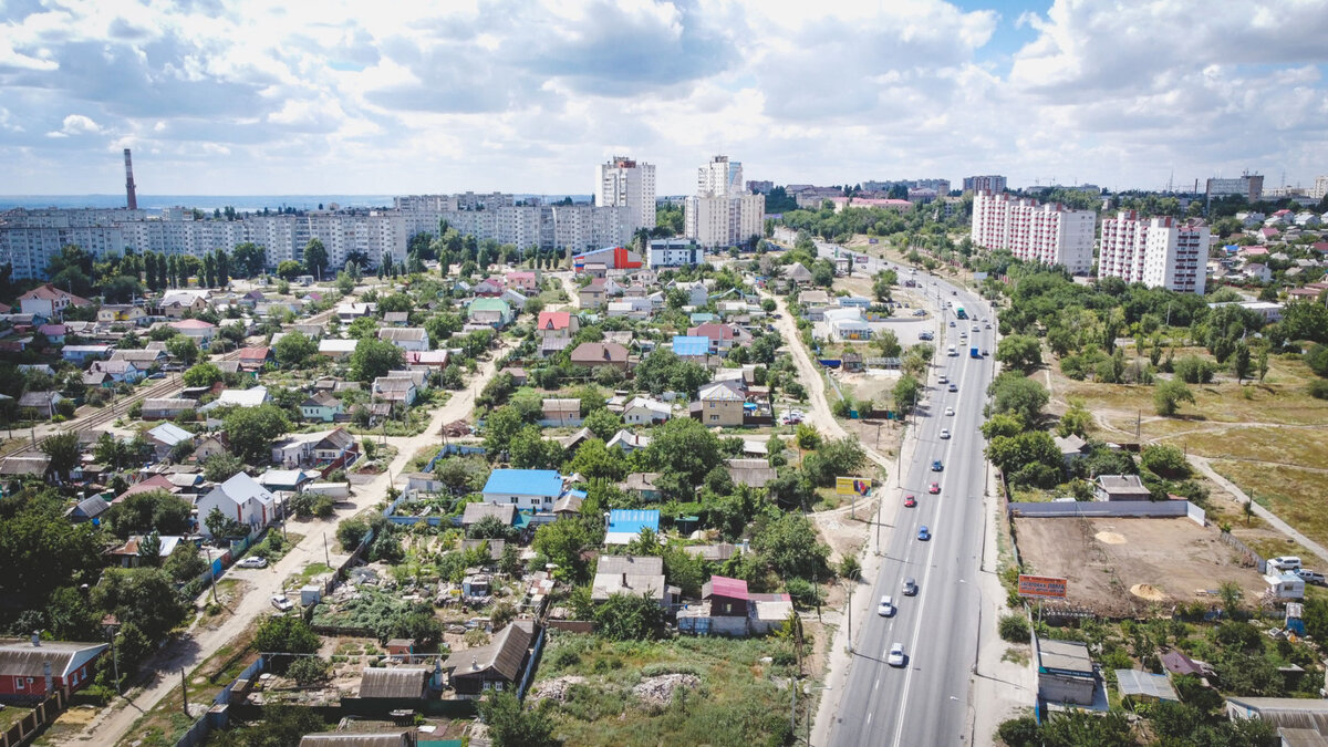     В Волгограде врачи не спасли раненного фанерой 50-летнего айтишника, нашли в квартире многоквартирного дама трупы отца и сына, на центральной улице упал замертво местный житель.
