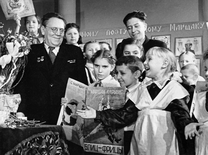 Лауреат Сталинских премий, поэт Самуил Яковлевич Маршак в гостях у пионеров. 1940-е. Фото: Роберт Диамент vk.cc/cpunyy