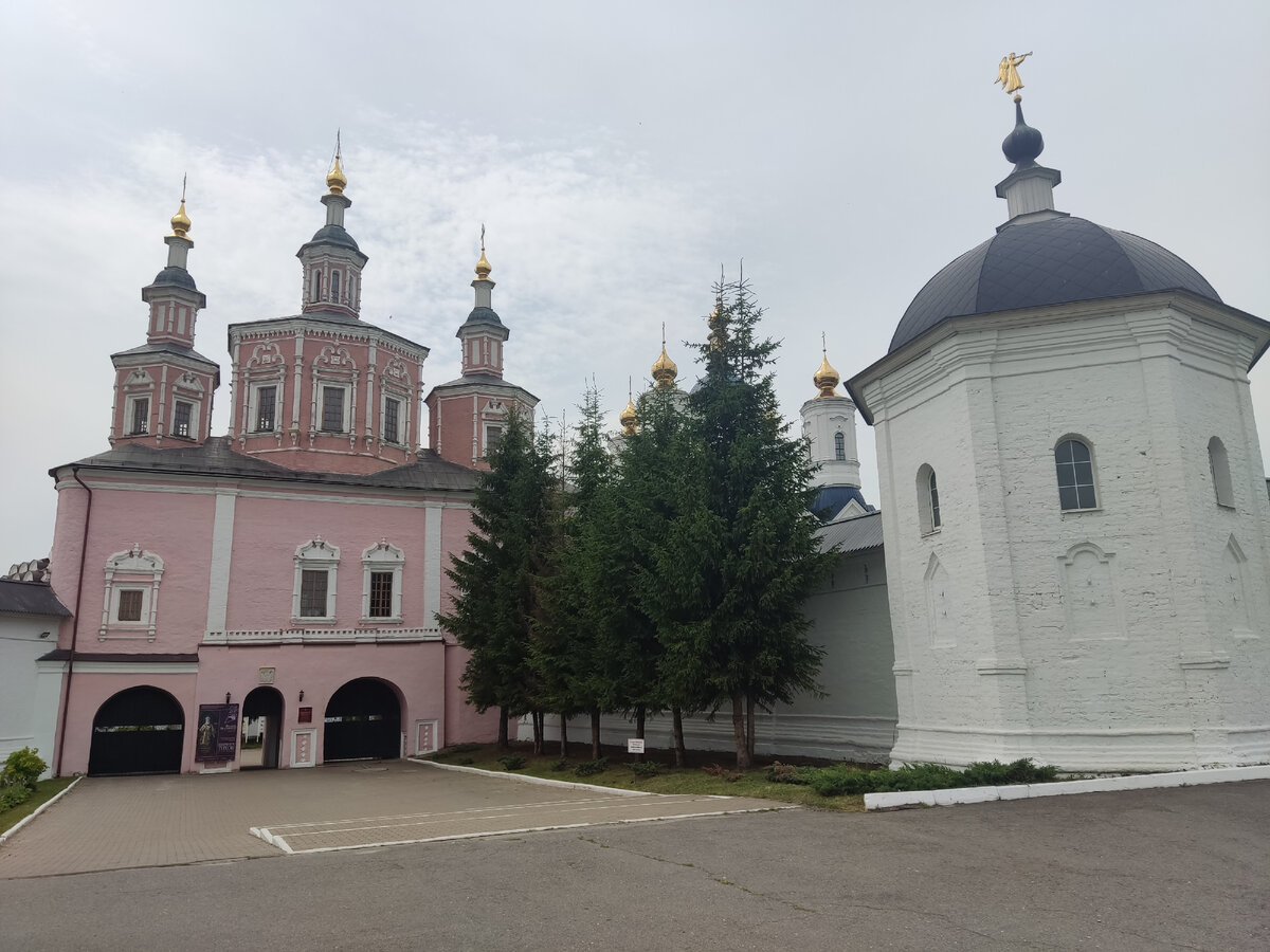Вход в Свенский монастырь
