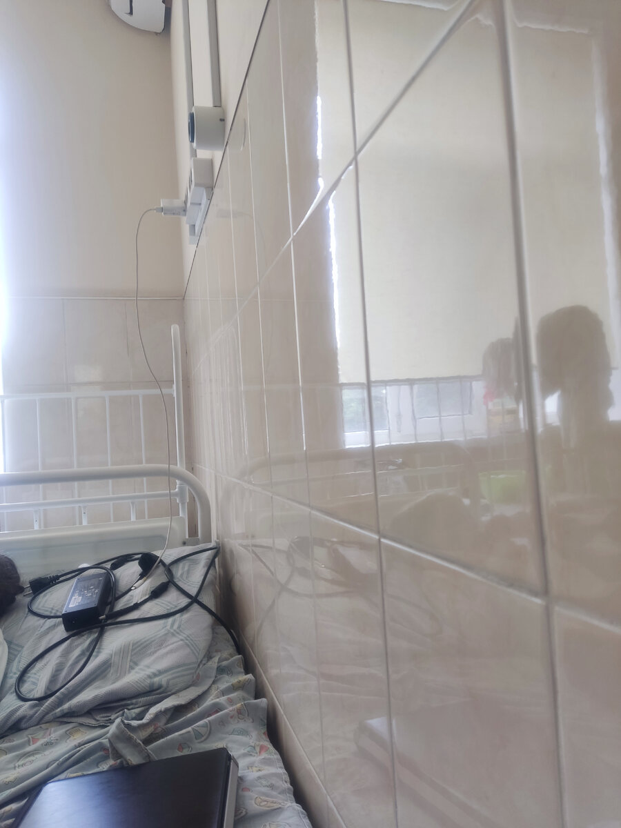 Вот такой вот кафель на стенах в боксах инфекционной больницы