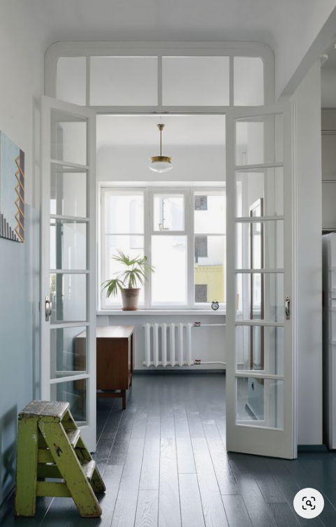 Прекрасная иллюстрация, как прозрачная перегородка и единое напольное покрытие визуально расширили небольшое пространство.