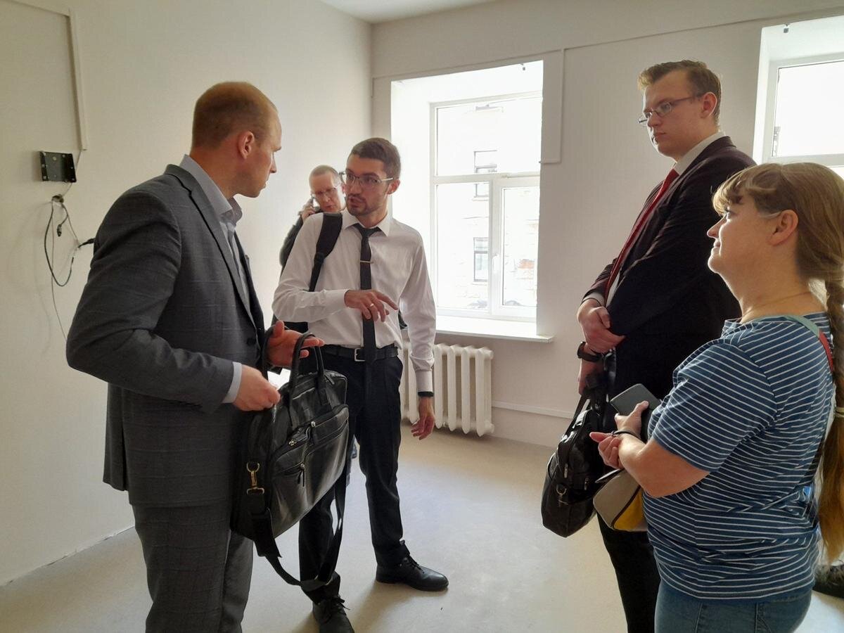 Сторонники ТСЖ, юрист ГЖИ (слева) и представитель ФССП (на заднем плане) в коридоре суда. Фото: Анна Мотовилова / MR7