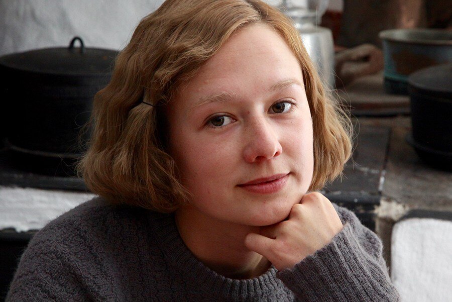 Альба Аугуст в роли Астрид. Листайте галерею - дальше увидите портрет Астрид Линдгрен.