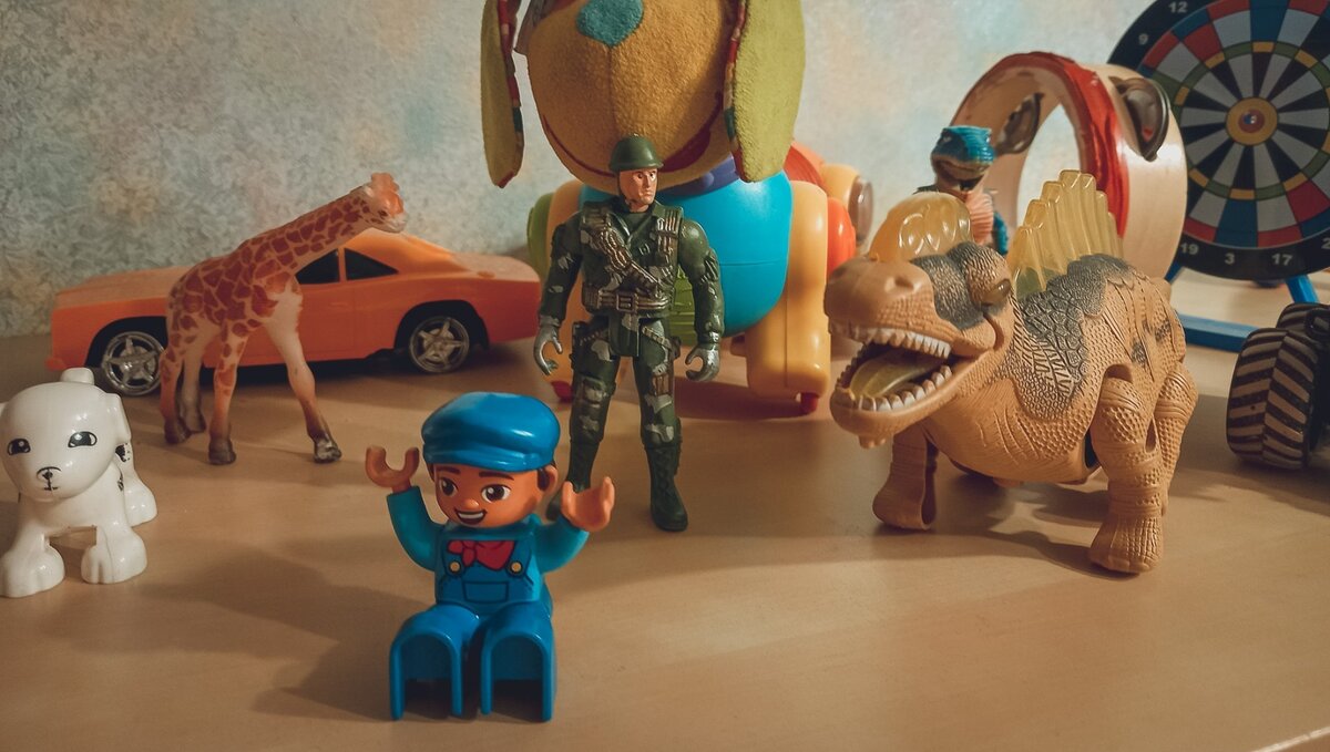     В Ростове женщина побила и оттаскала за одежду чужих детей в попытке отнять их игрушки для своего плачущего сына, видео появилось в местном Telegram-канале.