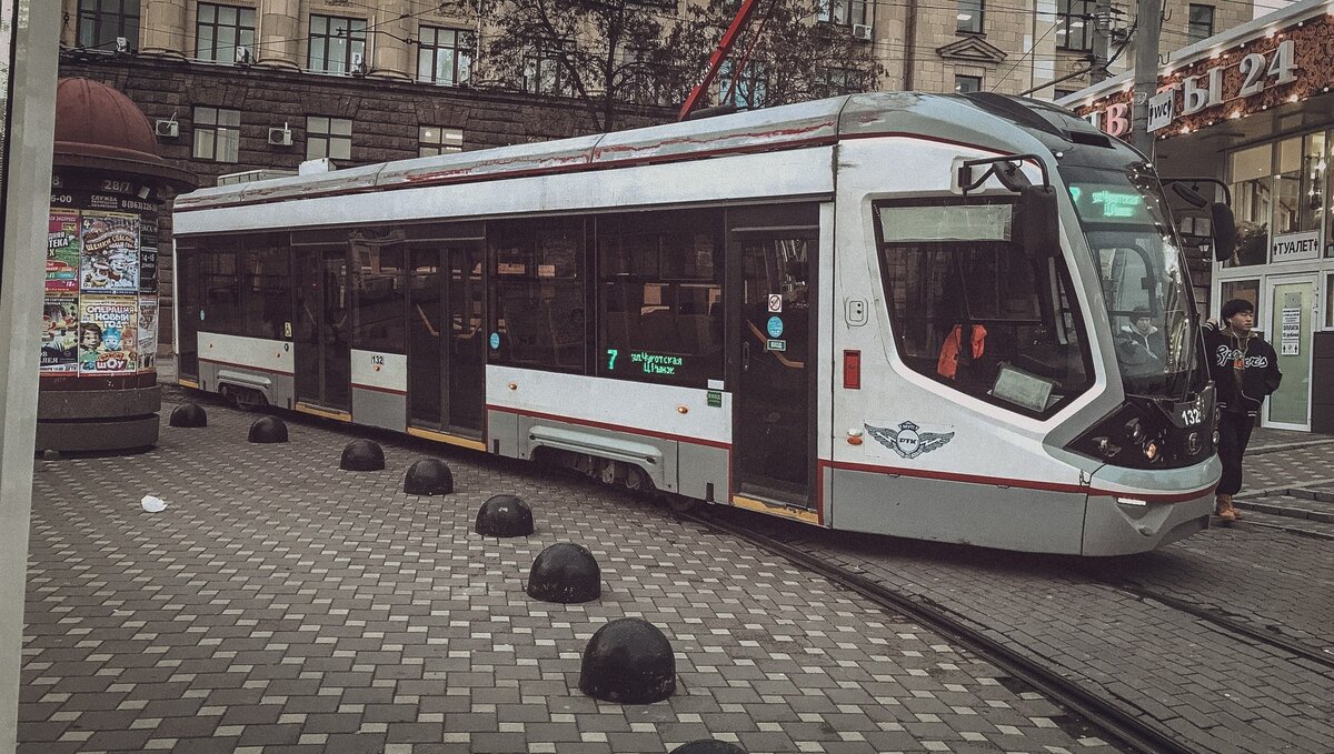     В Ростове прохожая пострадала при падении ветки с дерева у Павильона №2 на Центральном рынке, об этом сообщили в городском Telegram-канале.