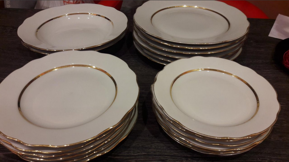 Тарелки с резным бортом , декорированные золотом. Обыкновенная ресторанная посуда того периода. Фото взято из свободного доступа в интернете. Листайте галерею вправо.