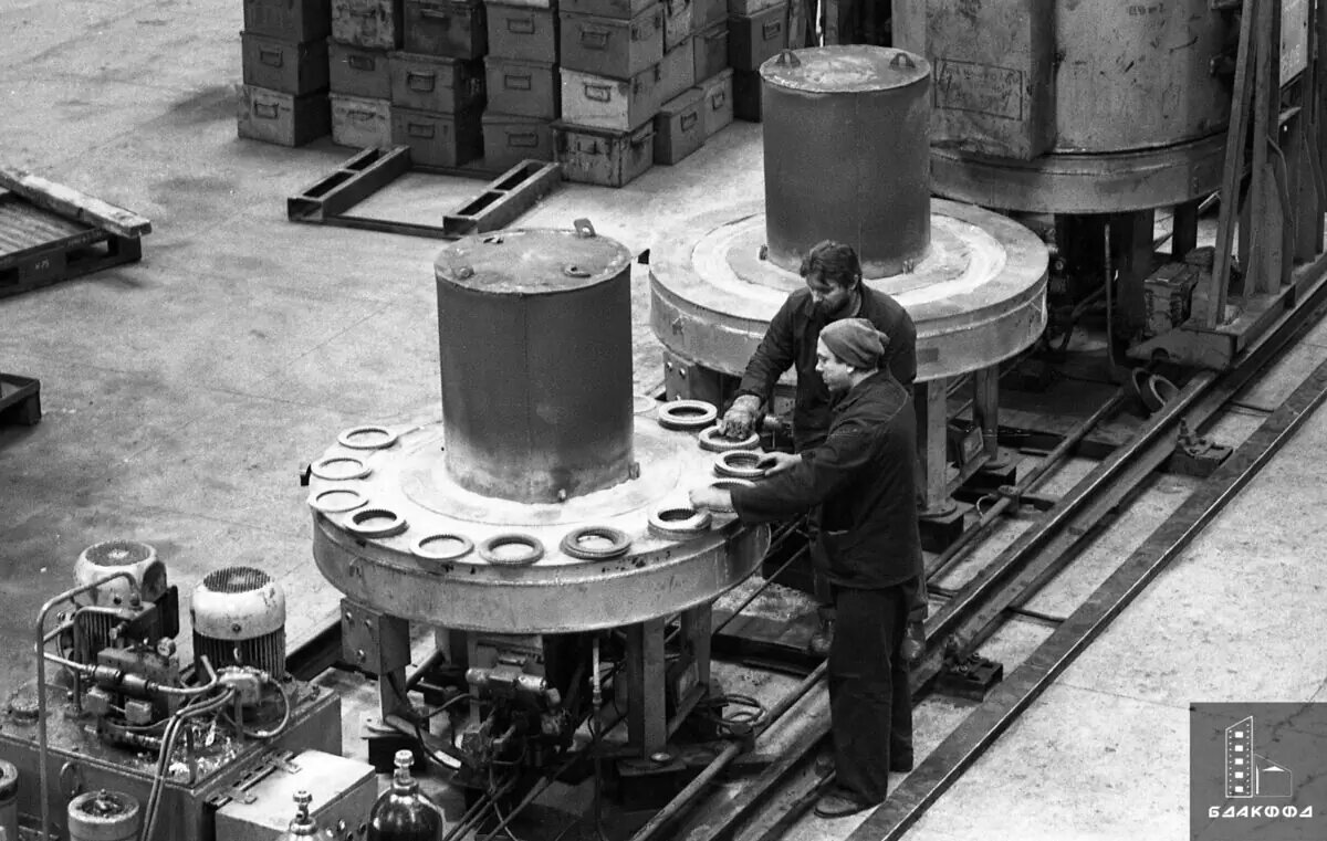 На участке спекания изделий из металлического порошка Молодечненского завода порошковой металлургии, Минская область, февраль 1986 г.