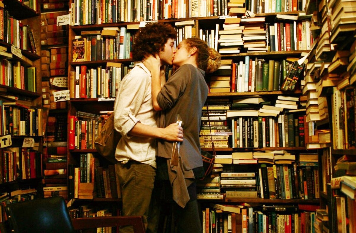 Человек идеи литература. Парень в библиотеке. Парень и девушка в библиотеке. Парочка в библиотеке. О библиотеке с любовью.