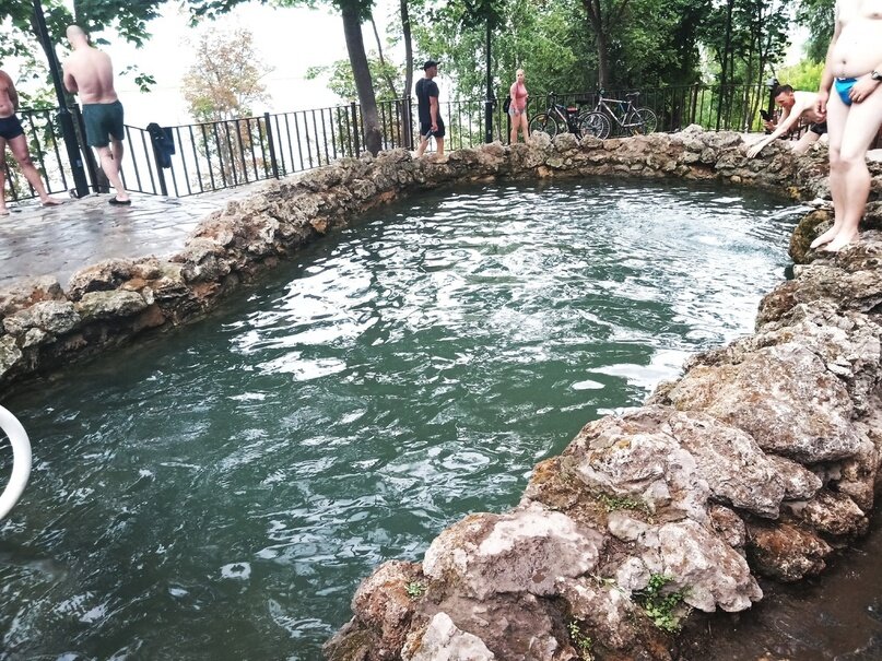 Родниковая вода собирается в таких купелях. Молодежь активно купается в них.
