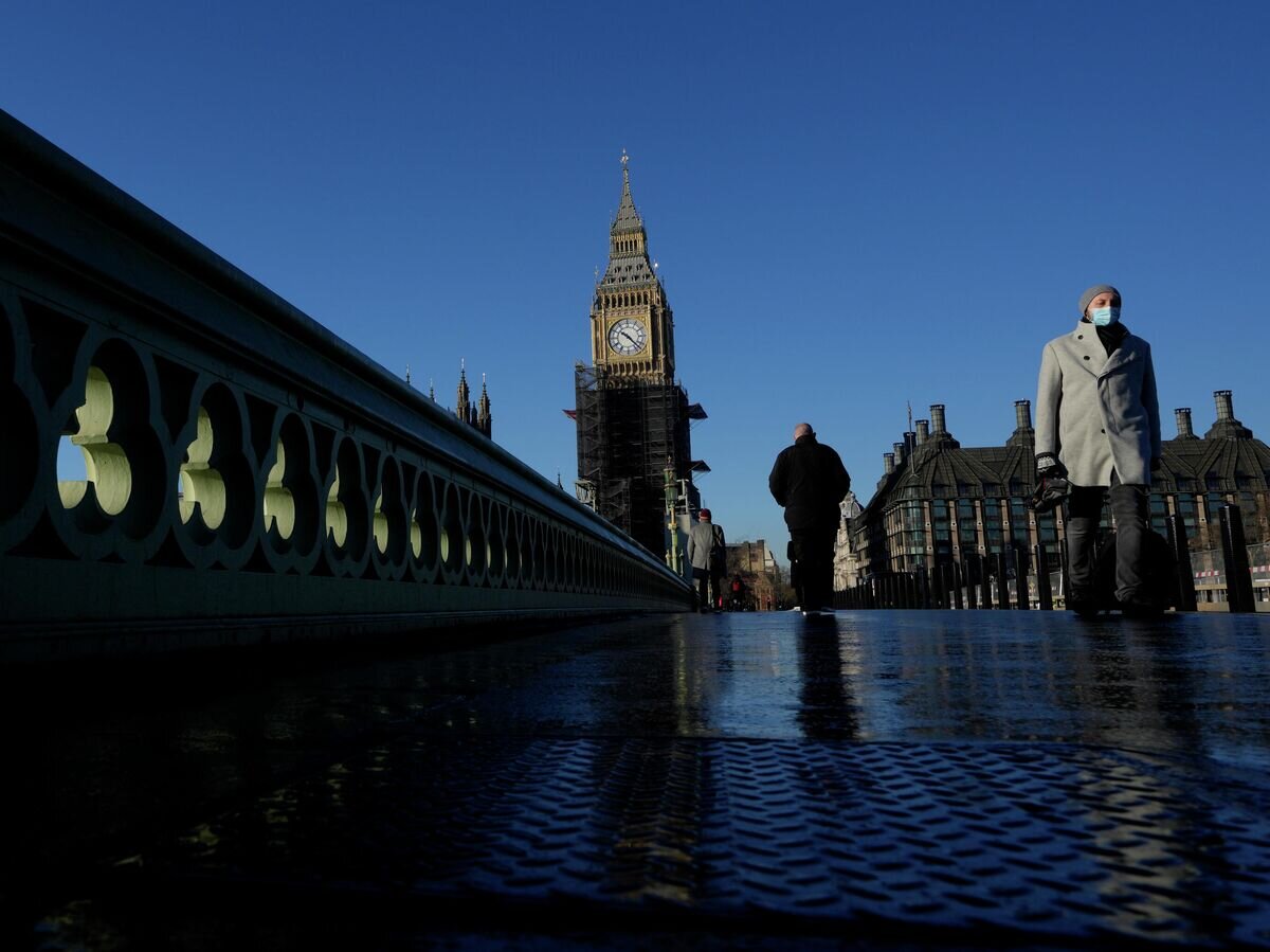    Прохожие на Вестминстерском мосту в Лондоне © AP Photo / Kirsty Wigglesworth