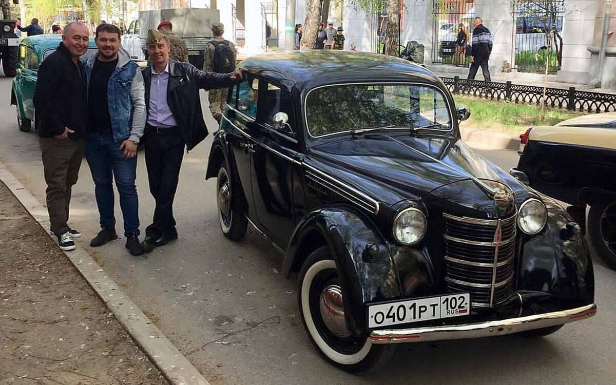 Октябрьский, День Победы. Р. Галикеев, Р. Тухватуллин и А. Ухарский перед выездом колонны ретроавтомобилей. Обратите внимание на номер черного «Москвича-401»: в буквах зашифрованы имена владельцев (Олег, Ринат Тухватуллины), 401 в пояснениях не нуждается. Фото из архива Александра Ухарского