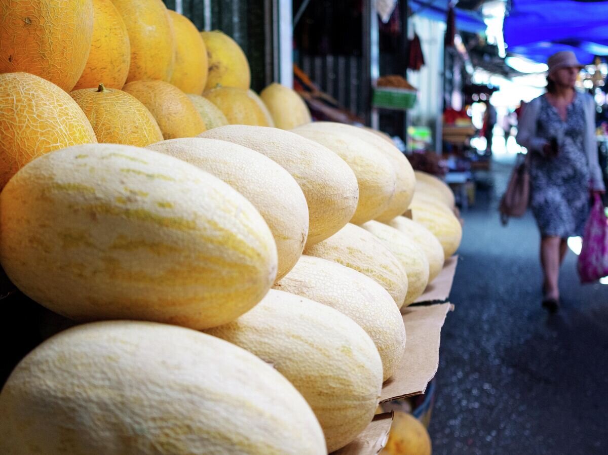    Фрукты и овощи на центральном колхозном рынке в Краснодаре© РИА Новости / Николай Хижняк