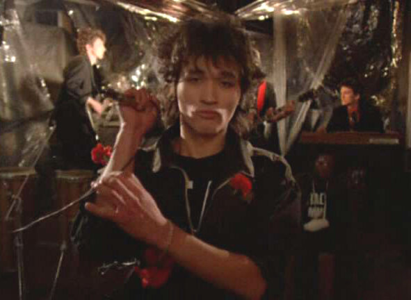 Фильм "Асса" - один из символов поколения Х. Виктор Цой - поздний "бумер", но ценности у него уже "иксерские", и бОльшая часть поклонников "Кино" - как раз "иксеры". Источник: kino-teatr.ru