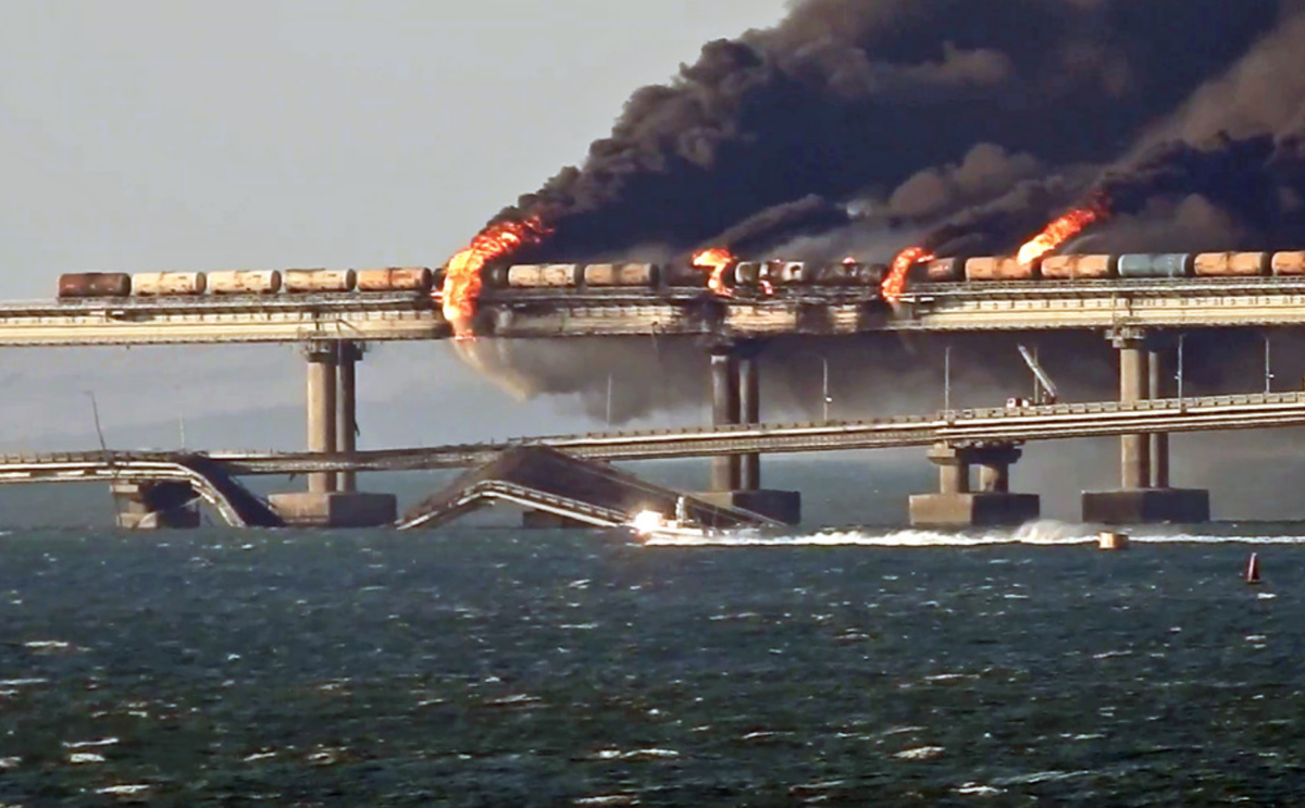 Взрыв крымский крымский мост 2022. Взорвали мост в крыму 2022. Крымский мост диверсия. Какой мост разрушили. Какой мост разрушили.