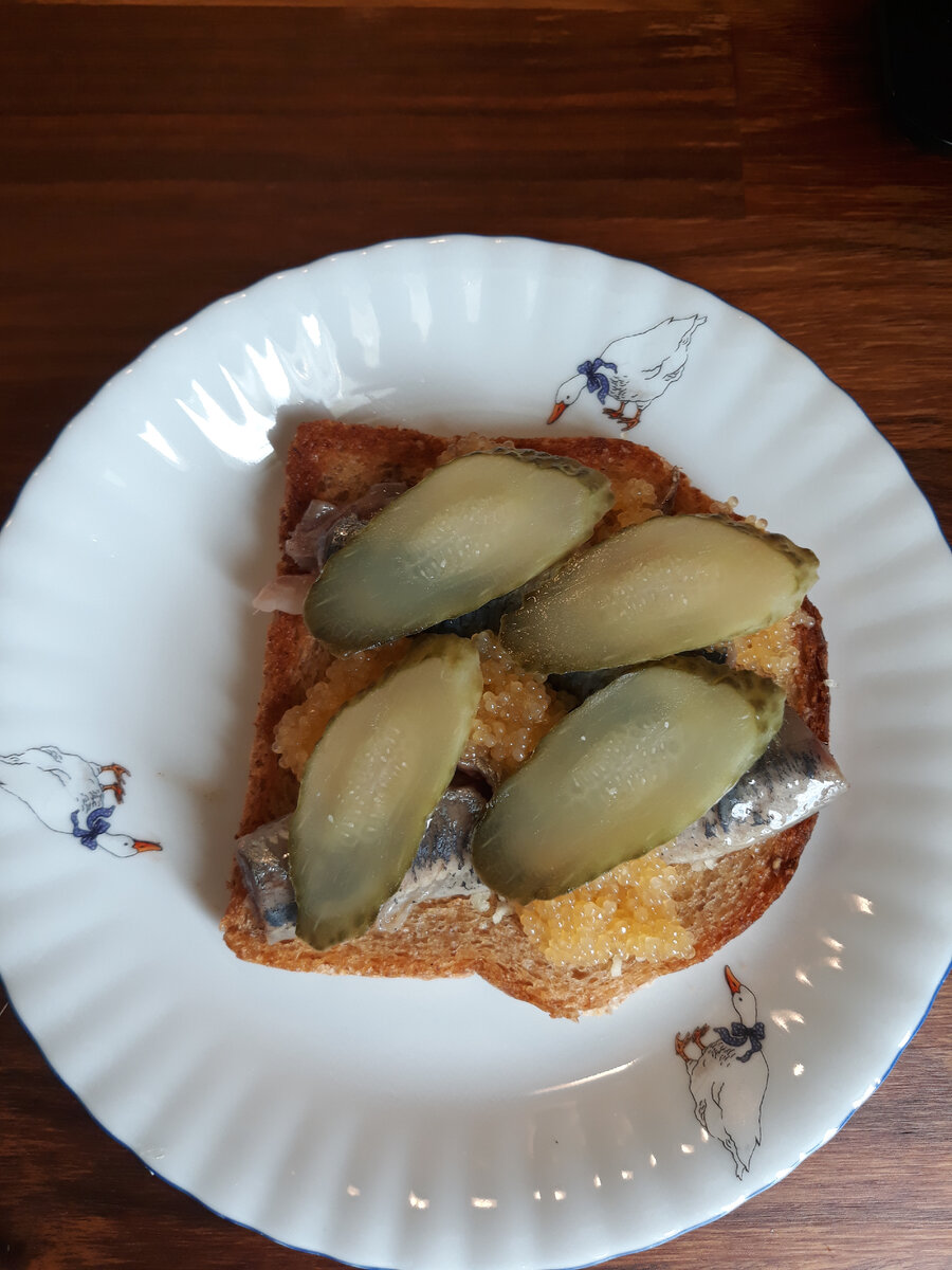 Тут иваси в комбинации с икрой щуки. Гренка на сливочном масле либо сухой сковороде + маленький рубленый зубчик чеснока. Пара отварных яиц в кадр не вошла ))