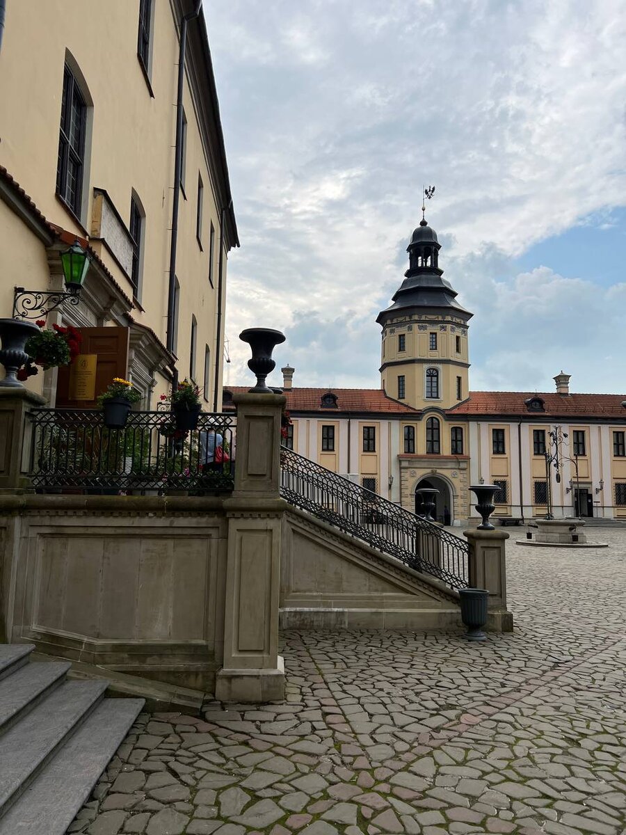 Лестница с перилами ведет в ресторан