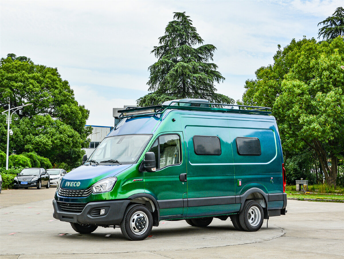 Основной цвет - синий, который становится зеленым при свете солнца