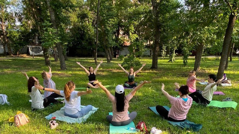     Йога для беременных в Изумрудном парке. t.me/park_izumrudnyi