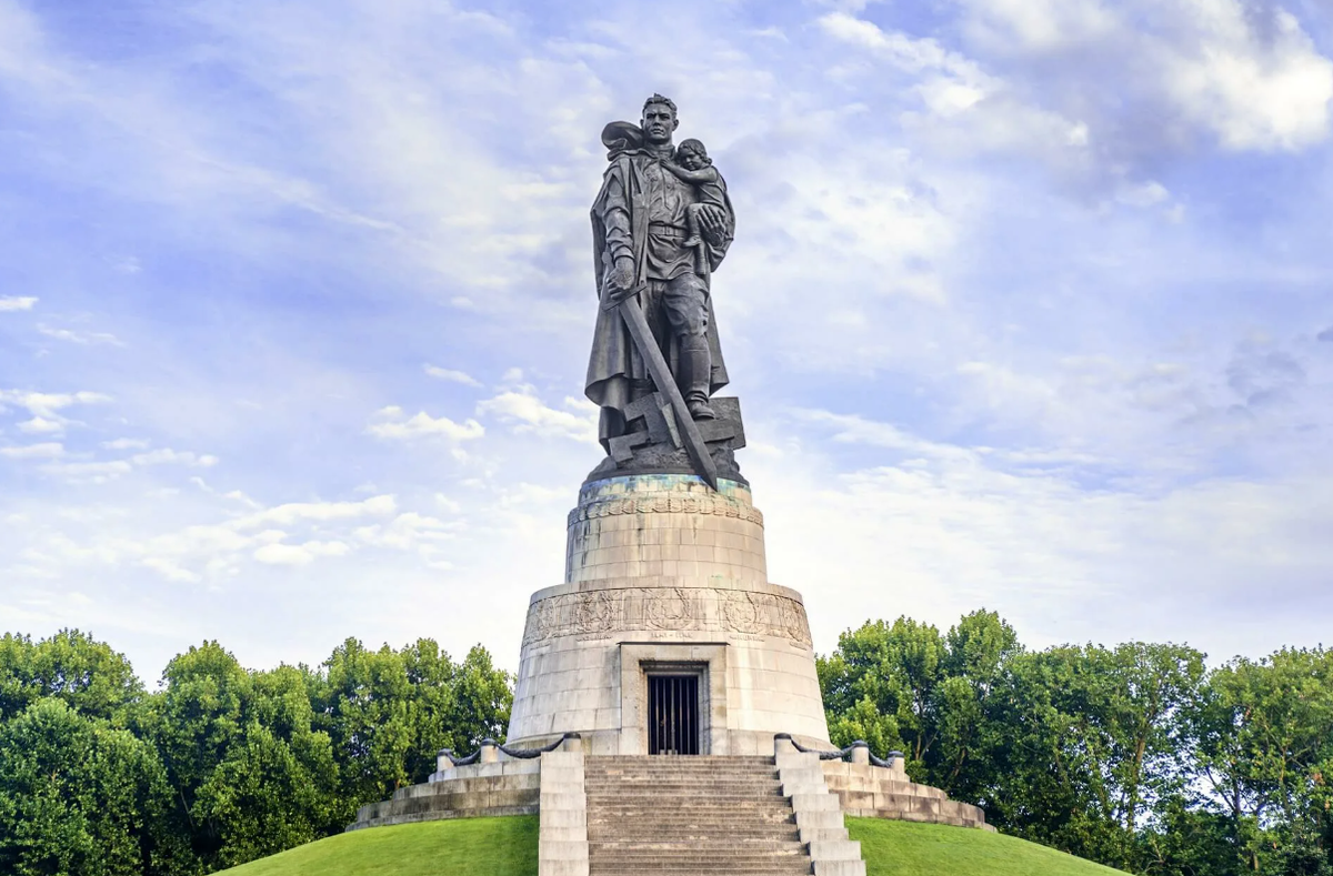Памятник советским воинам в трептов парке. Монумент воину-освободителю в трептов-парке в берлине. воин освободитель трептов парк. вучетич. «воин-освободитель». трептов-парк, берлин. памятник трептов парк в берлине.