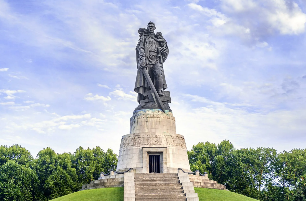 Монумент воинам. Монумент воину-освободителю в Трептов-парке в Берлине. Воин освободитель Трептов парк. Вучетич. «Воин-освободитель». Трептов-парк, Берлин. Памятник Трептов парк в Берлине.