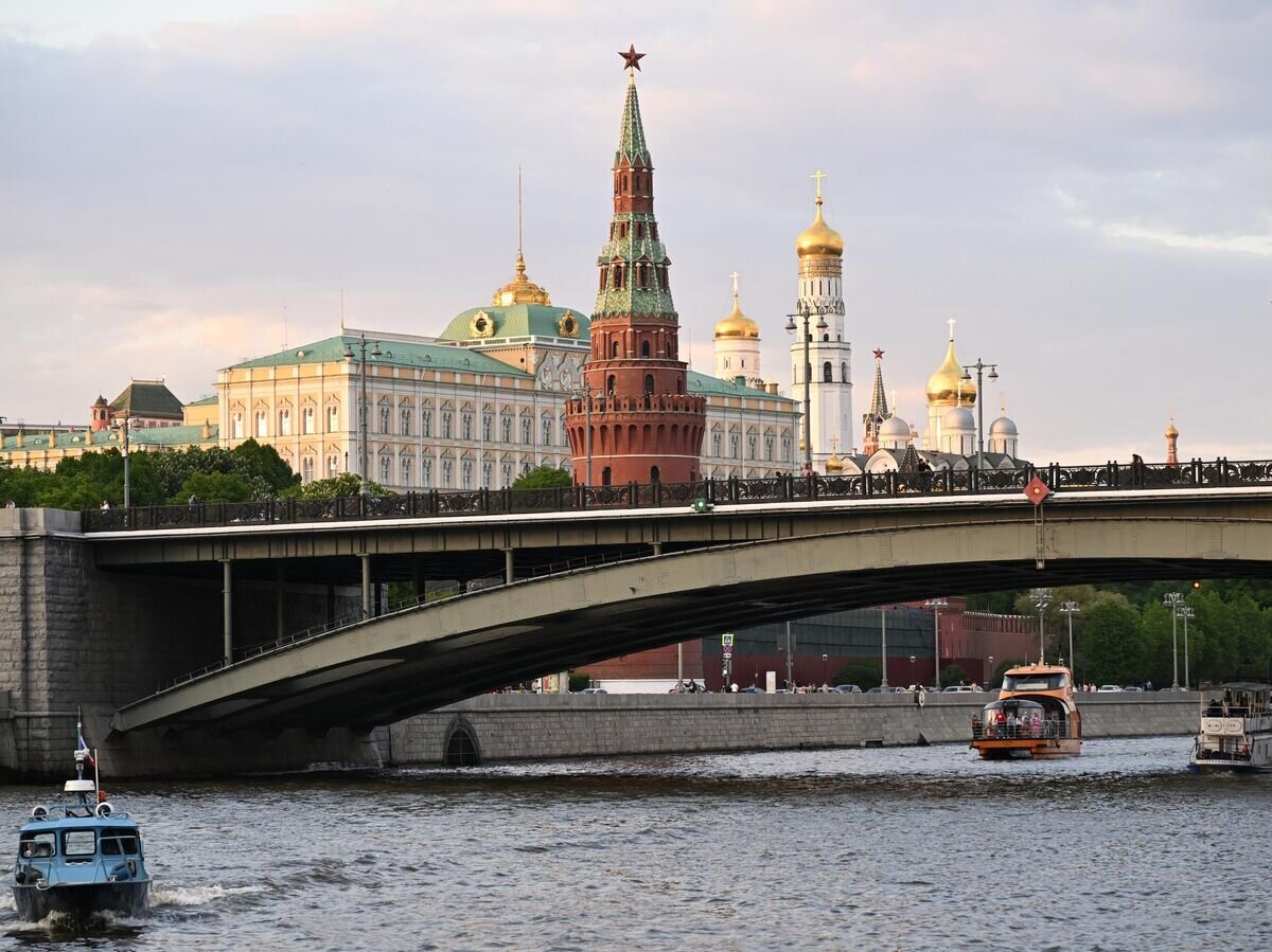    Водовзводная башня Московского Кремля и Большой Кремлевский дворец© РИА Новости / Алексей Майшев