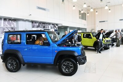    Покупатели осматривают автомобили Suzuki Jimny ©Алексей Куденко РИА Новости