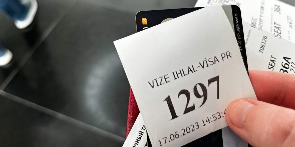 Мой рейс вылетал в 15:25. А теперь посмотрите время на талончике…