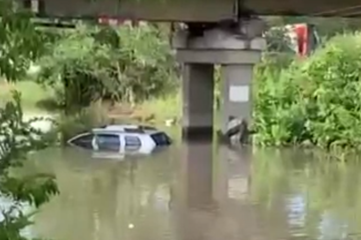    Машина утонула в луже под мостом в Челябинске
