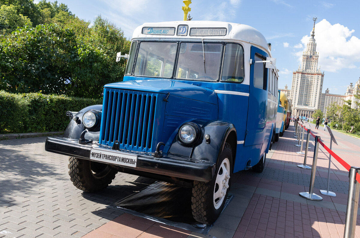 Ретрорейс» прокатился по Москве: самые яркие автомобили | Motor.ru | Дзен