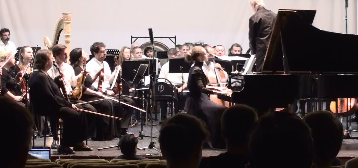 Автор исполняет свой фортепианный концерт с Ростовским академическим симфоническим оркестром филармонии под управлением Валерия Хлебникова