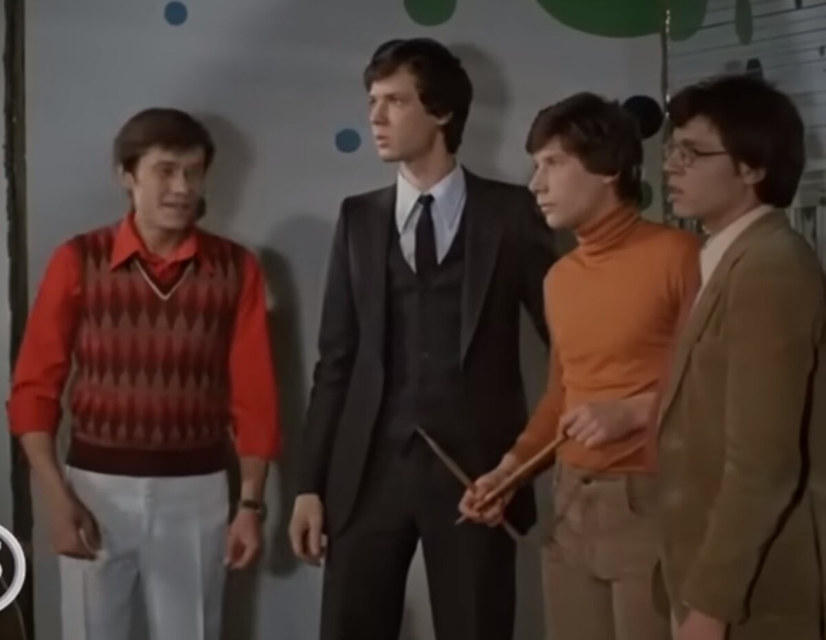 Так одевались советские парни, очень часто можно было увидеть костюм, галстук.