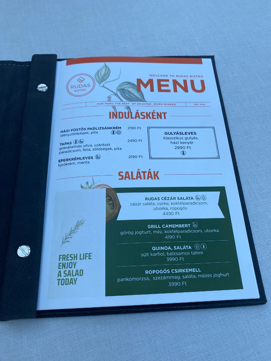 салат "Цезарь" - самый дорогой салат. Гуляш, кстати, по хорошей цене - 2990 форинтов