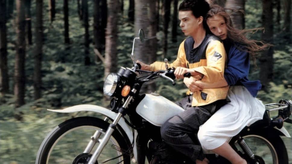 Фото: Les Films Plain Chant📷Странную гармонию фильма, сотканную из диссонансов, скрепляет пара юных героев (Дени Лаван и Жюльетт Бинош)