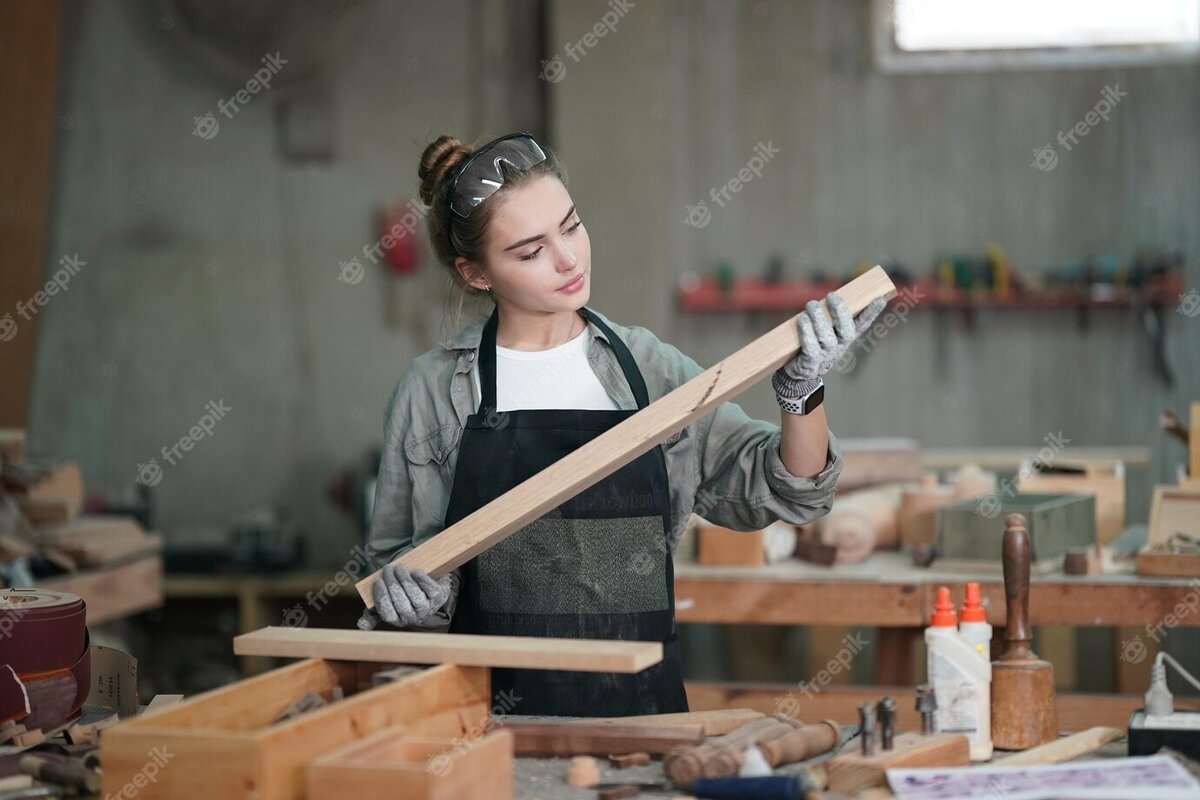 https://ru.freepik.com/premium-photo/small-business-of-a-young-woman-attractive-young-woman-carpenter-designer-works-in-workshop_33127352.htm