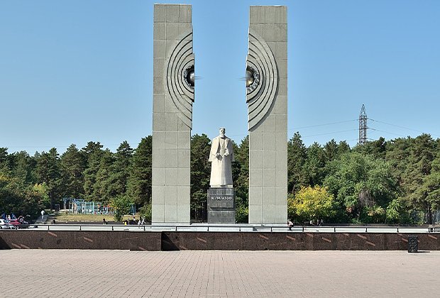 Место первого преступления — мемориальная композиция физику-ядерщику Игорю Курчатову
Фото: Александр Байдуков / Wikimedia