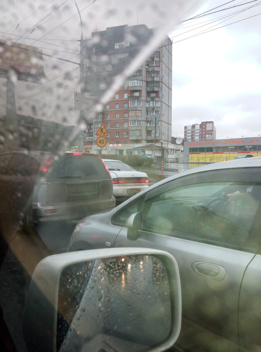 Не совсем удобно фотографировать,управляя автомобилем, но одно фото я быстренько сделала, когда стояли на одном из светофоров. Дождь был ещё не совсем сильный.