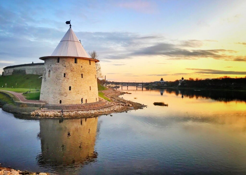 Псковский д. Псковский Кремль Покровская башня. Покровская башня, Псков, набережная реки Великой. Псковский Кремль плоская башня. Псковский Кремль Воскресенская башня.