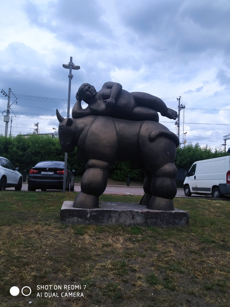 Хоть и не в тему. Скульптура возле одного из БЦ в столице. Личное фото