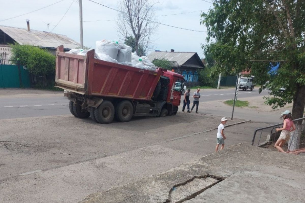    Администрация Читы объяснила провалившийся грузовик выездом на тротуар